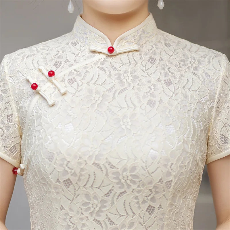 Qipao moderne en dentelle florale blanche avec boutons grenouille rouges