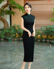 Ärmelloses schwarzes Qipao-Kleid mit grünen Knöpfen