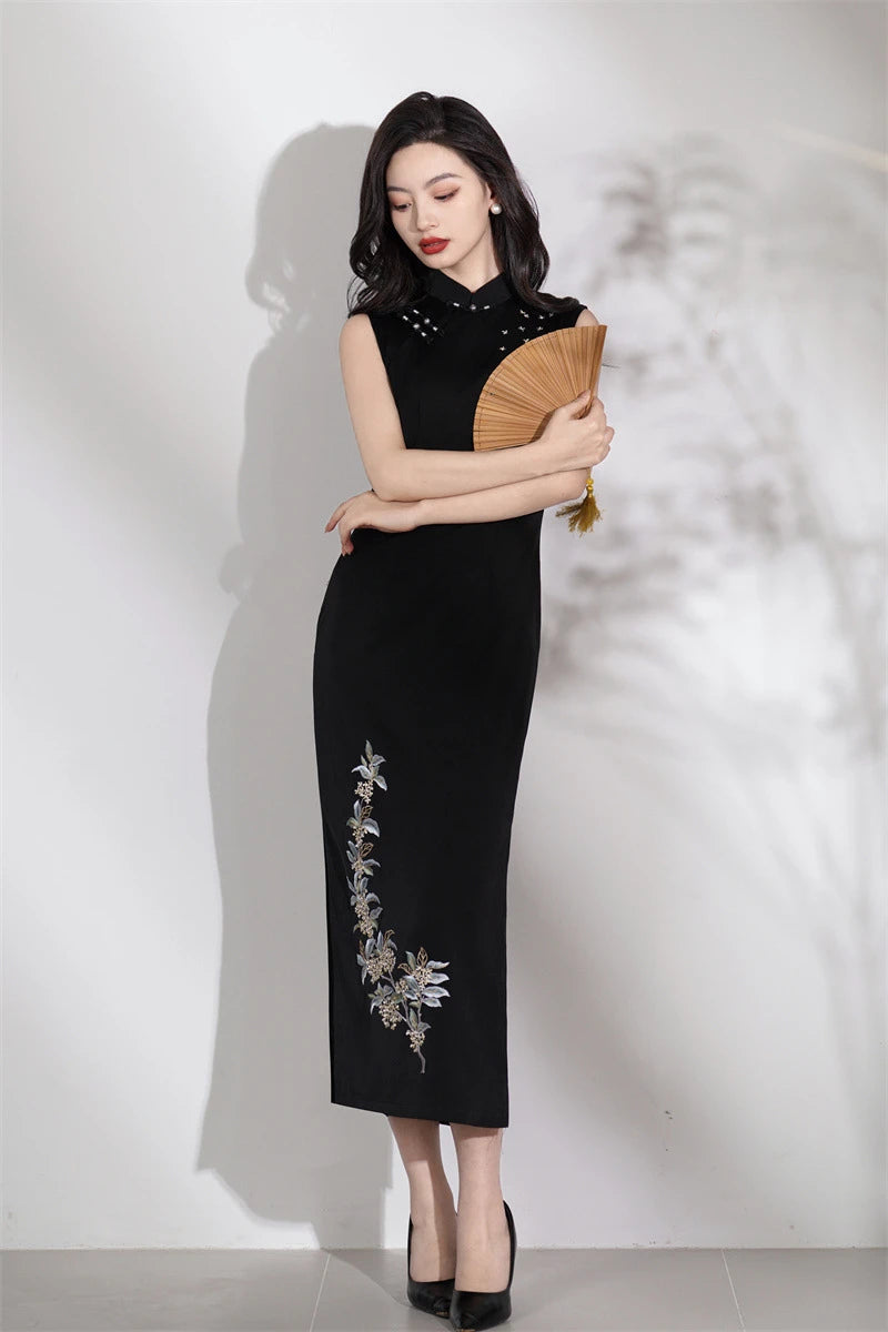 Robe Qipao moderne noire sans manches avec broderie florale