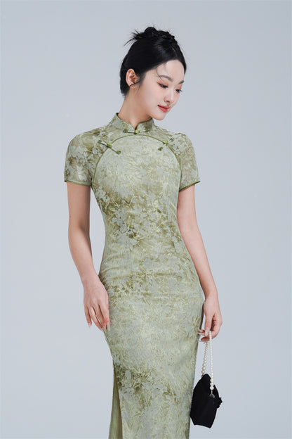 Robe Qipao fleurie verte en sourdine