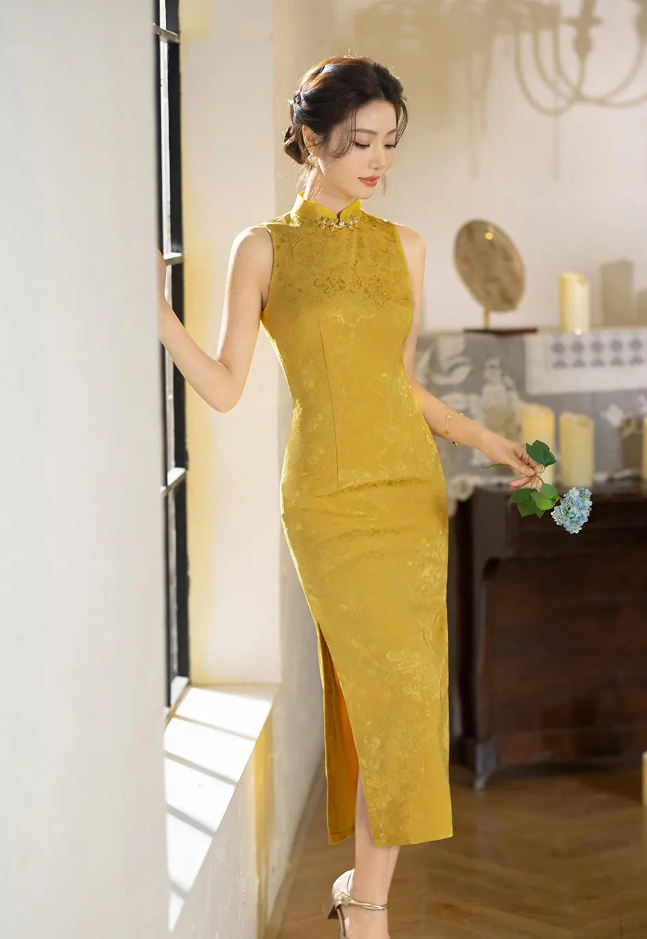 Modernes kaiserliches goldfarbenes Qipao-Kleid mit offenem Rücken aus Jacquard-Stoff