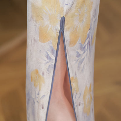 Ärmelloses Qipao-Kleid mit Blumenmuster | Goldenes Blütenblatt