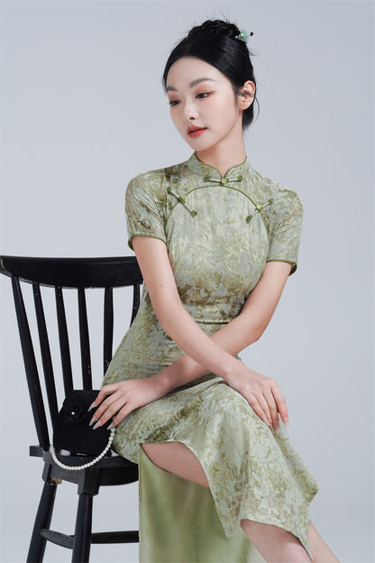 Robe Qipao fleurie verte en sourdine