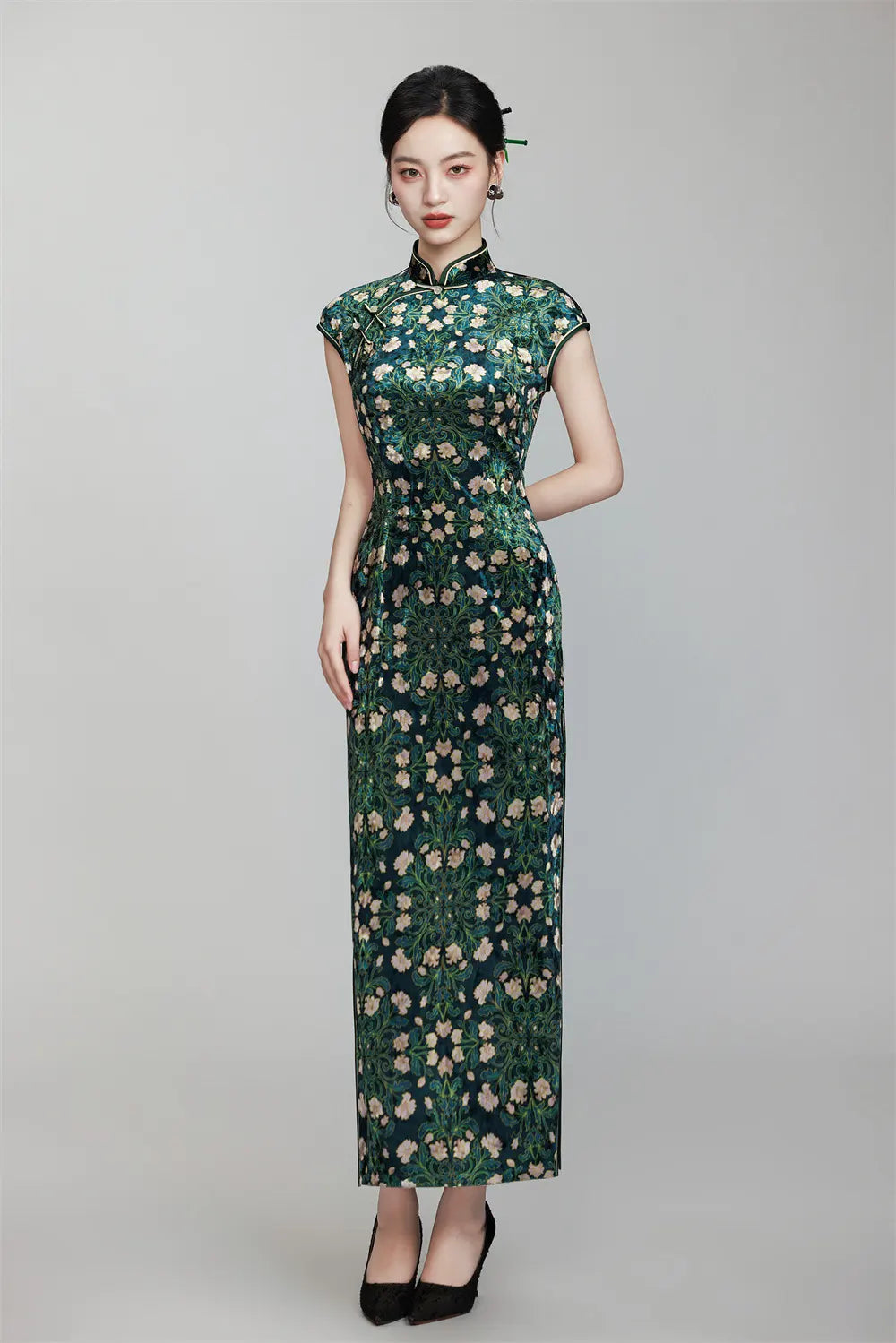 Dunkelgrünes, langes Qipao-Kleid mit Blumenmuster und Flügelärmeln