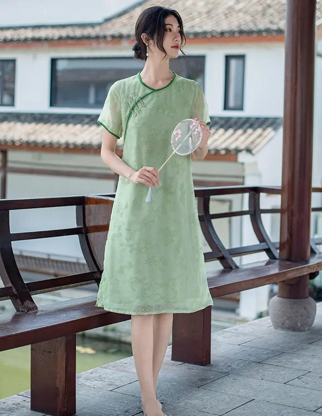 Grünes besticktes lockeres Qipao-Kleid