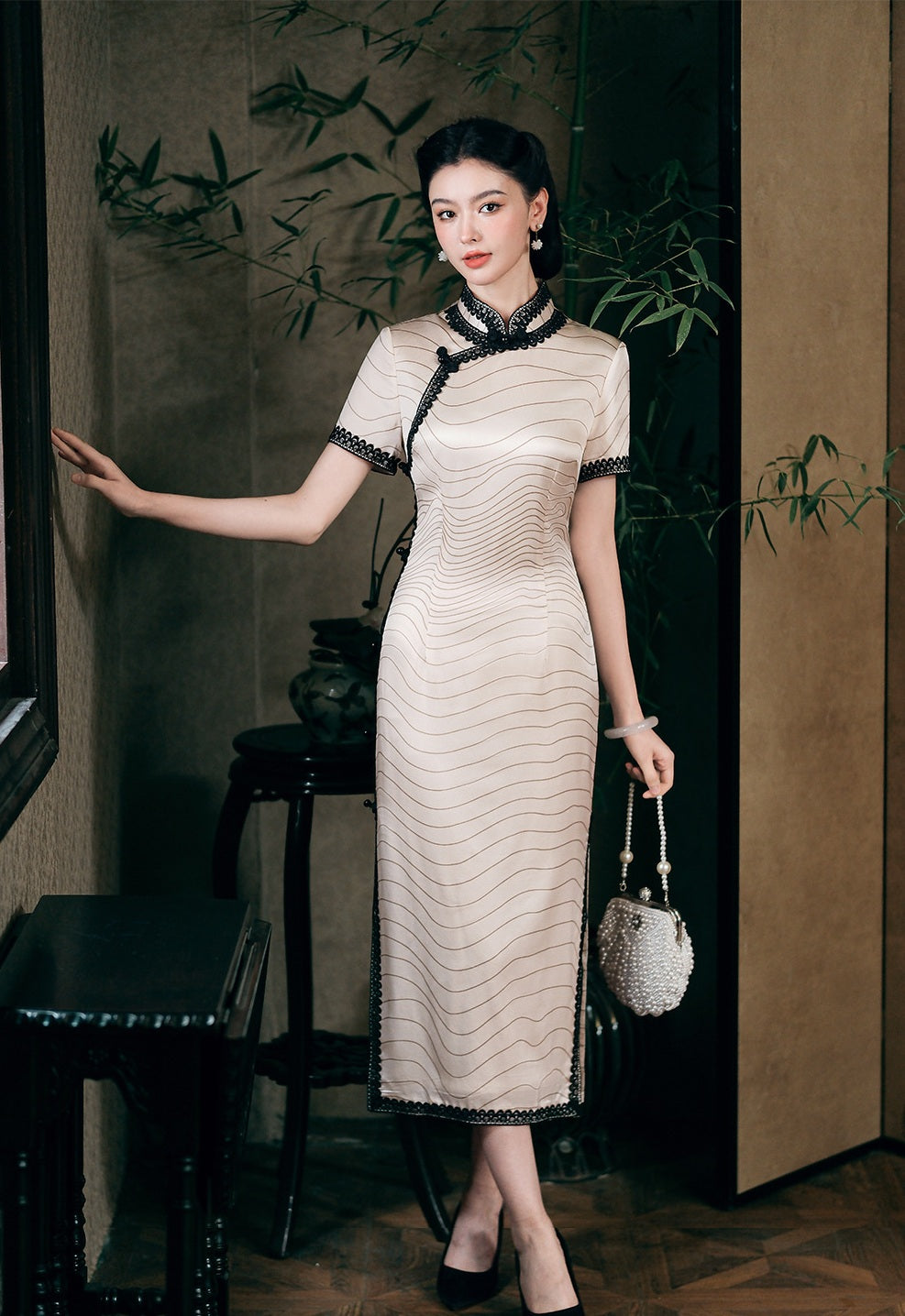 Robe qipao en soie blanc ivoire avec bordure en dentelle noire | Midnight Waves