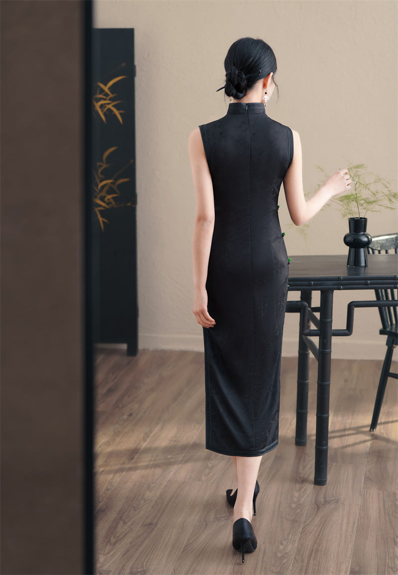 Model in black Floral Jacquard Sleeveless Qipao Cheongsam Dress back