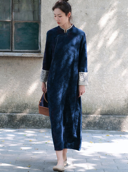 Model in blue Floral Ramie Cotton Long Sleeves Loose Qipao Cheongsam Dress looking down