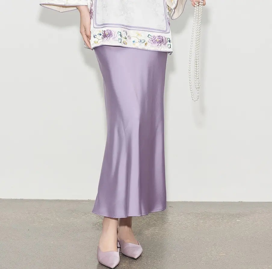Neue Bluse und Rock im chinesischen Stil mit elfenbeinfarbenem, lila Kragen