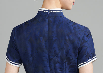 Robe Qipao en jacquard fleuri bleu foncé à manches courtes