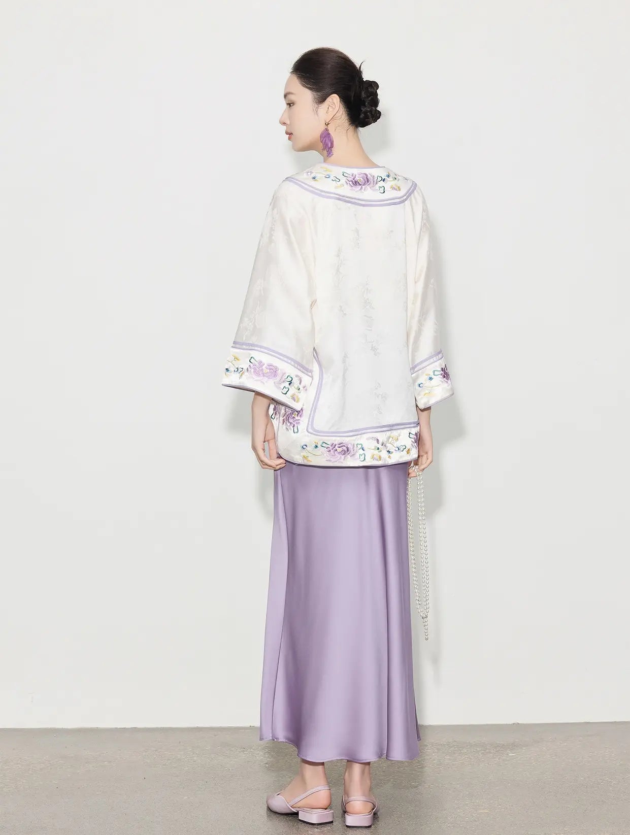 Neue Bluse und Rock im chinesischen Stil mit elfenbeinfarbenem, lila Kragen