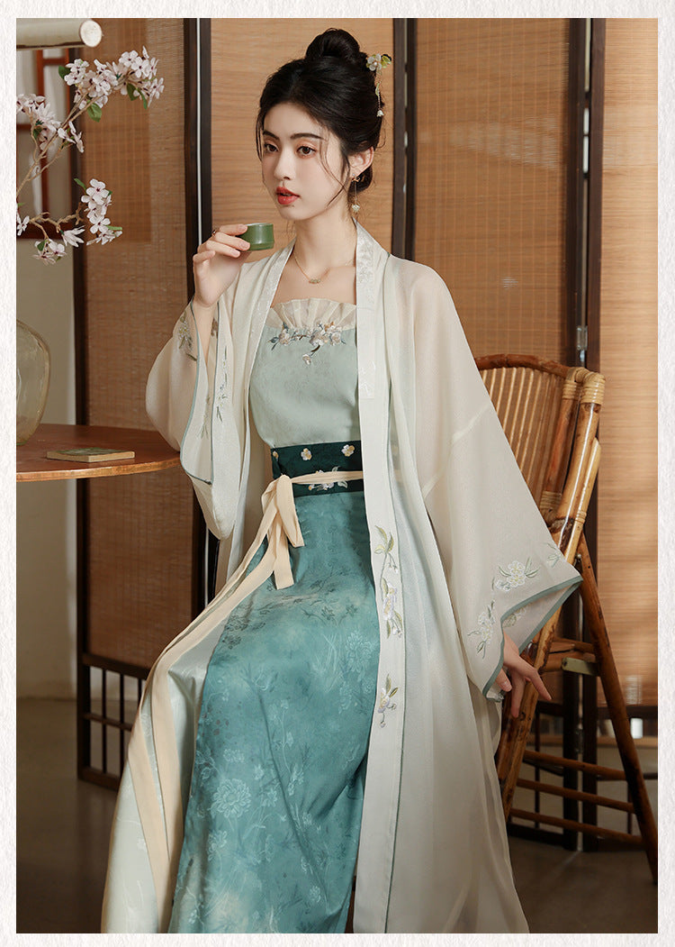 Dreiteiliges Hanfu-Kleid aus der Song-Dynastie mit Stickereien in Blaugrün und Elfenbein