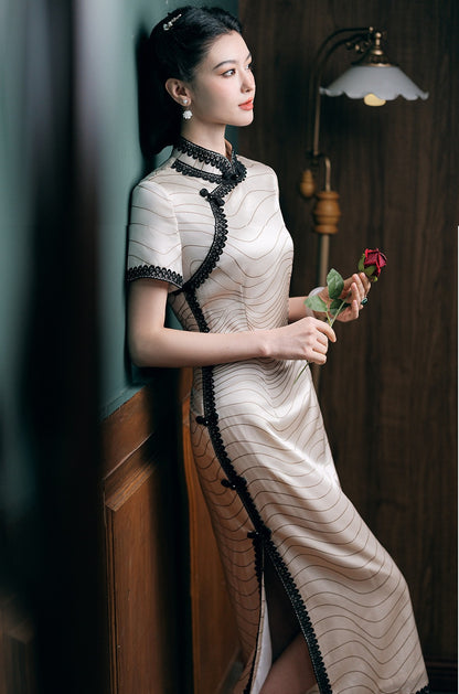 Robe qipao en soie blanc ivoire avec bordure en dentelle noire | Midnight Waves