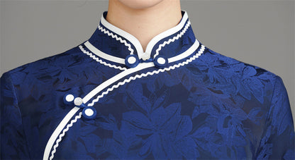 Robe Qipao en jacquard fleuri bleu foncé à manches courtes