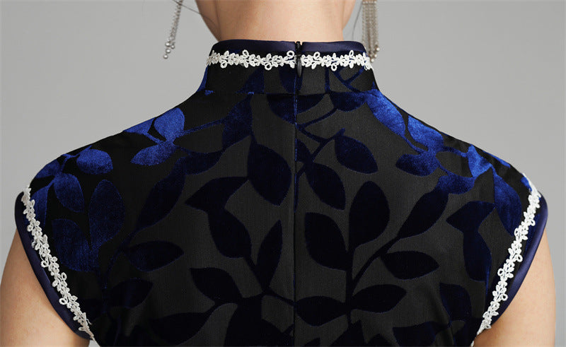 Marineblaues, langes Qipao-Kleid aus Samt mit Spitzenbesatz