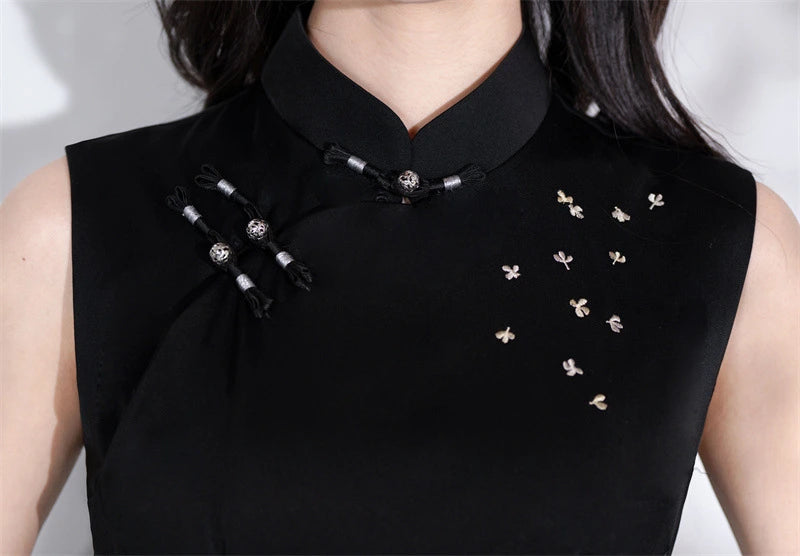 Robe Qipao moderne noire sans manches avec broderie florale