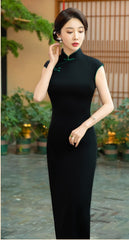 Ärmelloses schwarzes Qipao-Kleid mit grünen Knöpfen