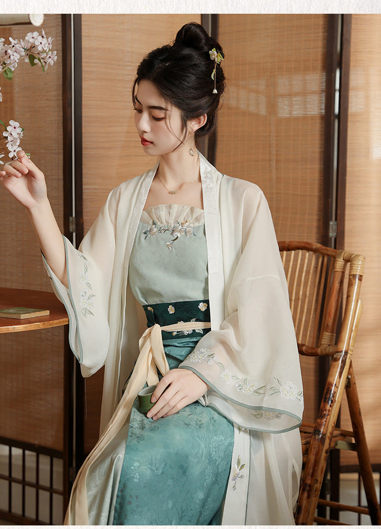 Dreiteiliges Hanfu-Kleid aus der Song-Dynastie mit Stickereien in Blaugrün und Elfenbein