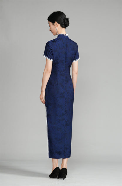 Robe Qipao en jacquard fleuri bleu foncé à manches courtes