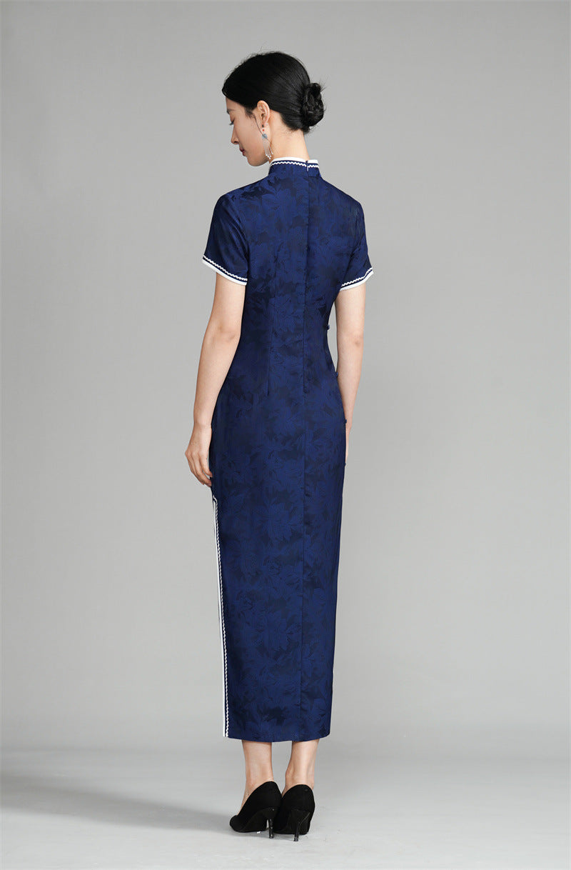 Dunkelblaues kurzärmliges Jacquard-Qipao-Kleid mit Blumenmuster