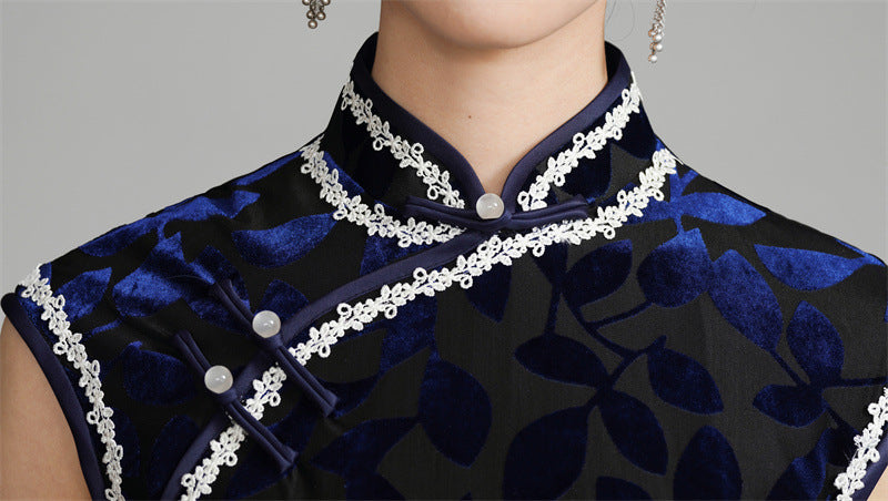 Marineblaues, langes Qipao-Kleid aus Samt mit Spitzenbesatz