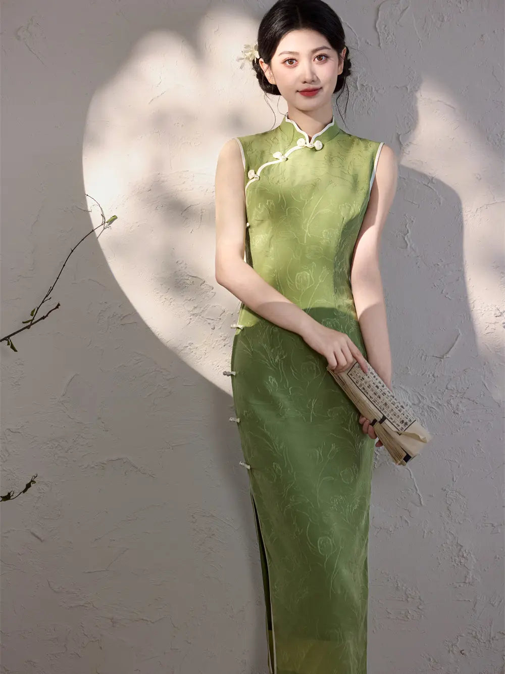 Blaues ärmelloses Midi-Qipao-Kleid aus Jacquard