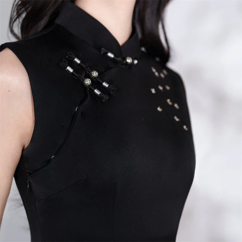 Robe Qipao moderne noire sans manches avec broderie florale