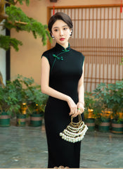 Ärmelloses schwarzes Qipao-Kleid mit grünen Knöpfen
