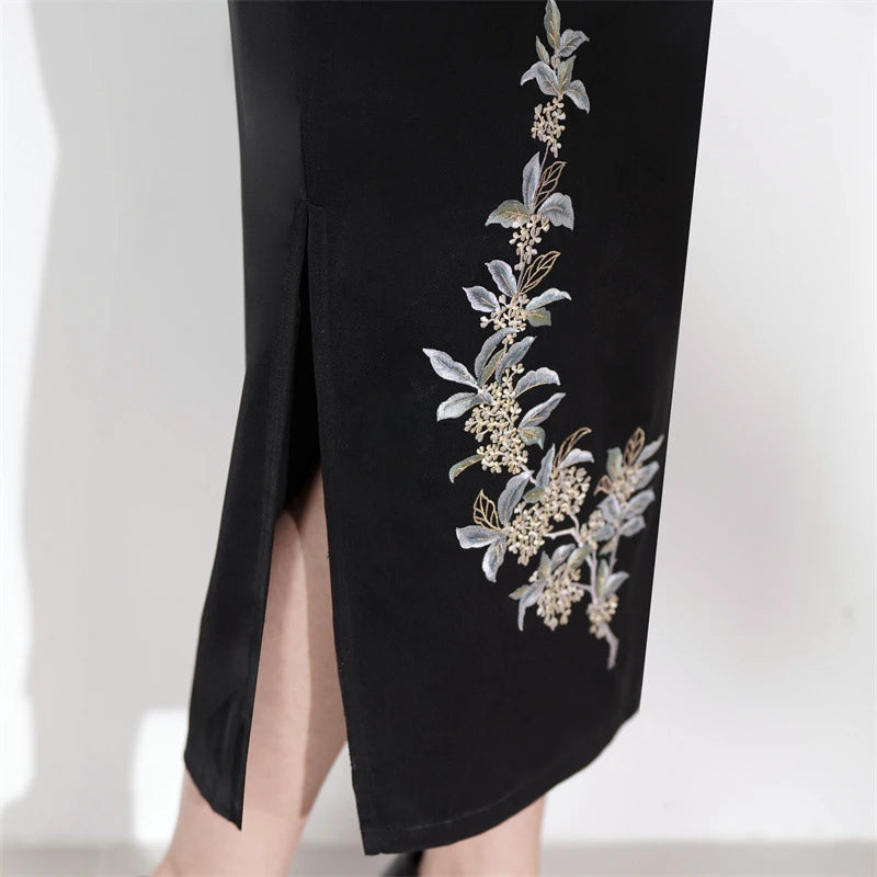 Robe Qipao moderne noire sans manches avec broderie florale