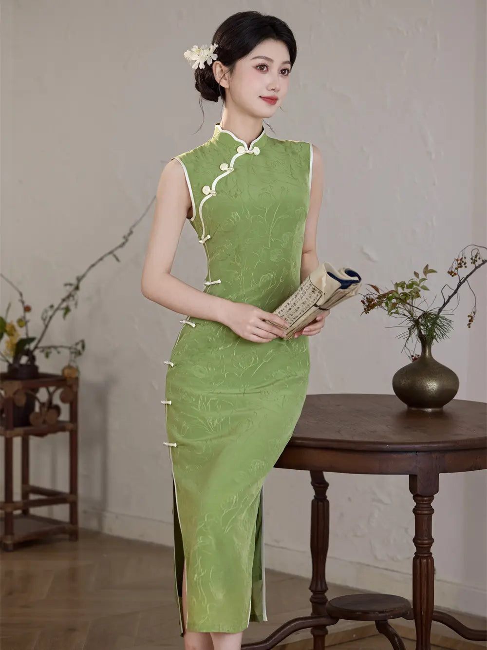 Blaues ärmelloses Midi-Qipao-Kleid aus Jacquard