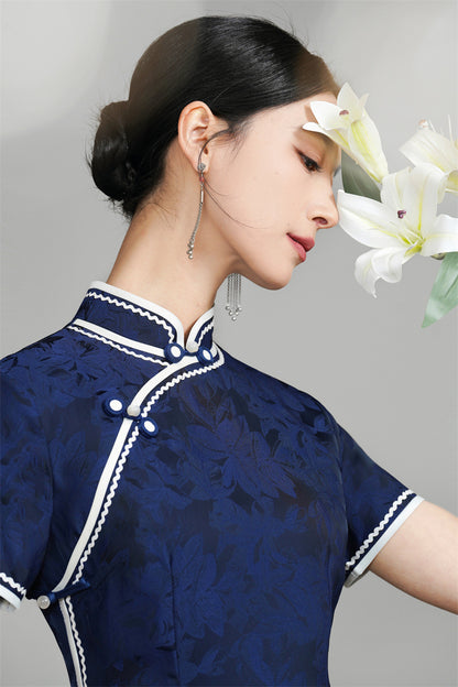 Robe Qipao en jacquard fleuri bleu foncé à manches courtes