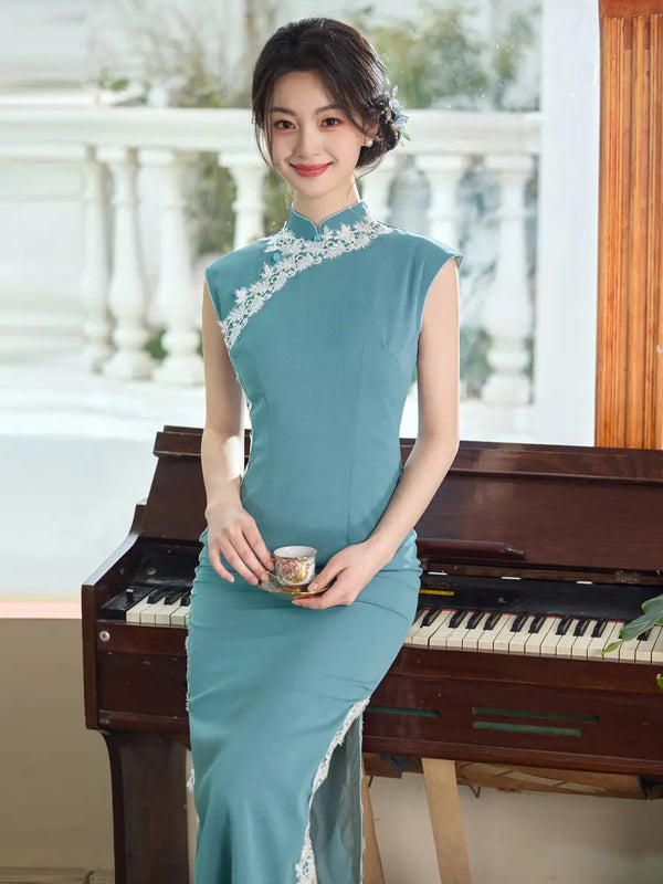 Vintage-Inspired Icy Blue Sleeveless Qipao with Floral Trim
