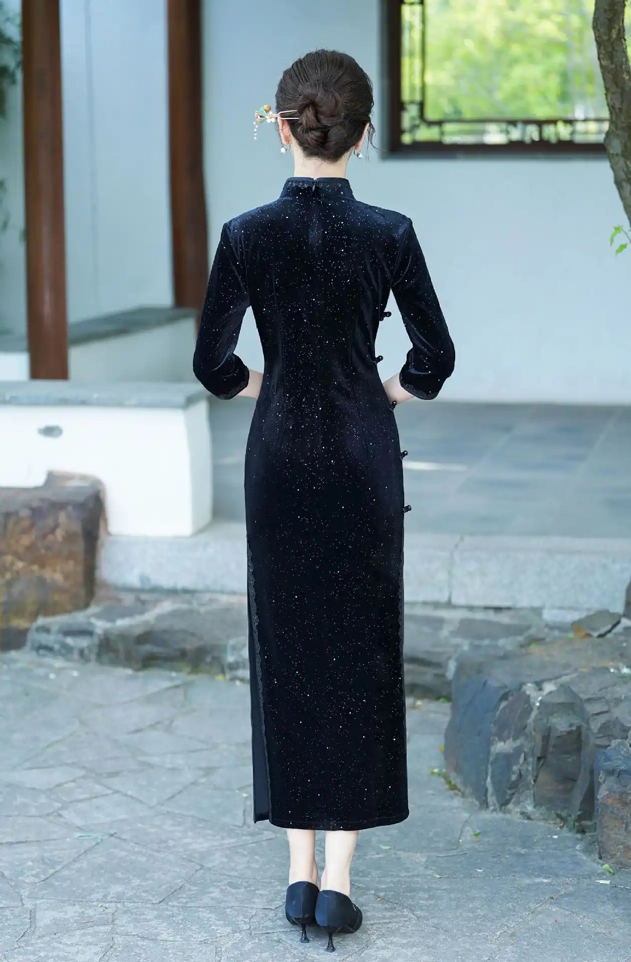 Olivgrünes Qipao-Kleid mit Flügelärmeln und Blumenmuster