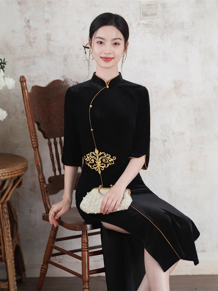 Robe Qipao en velours noir à manches longues avec accents dorés