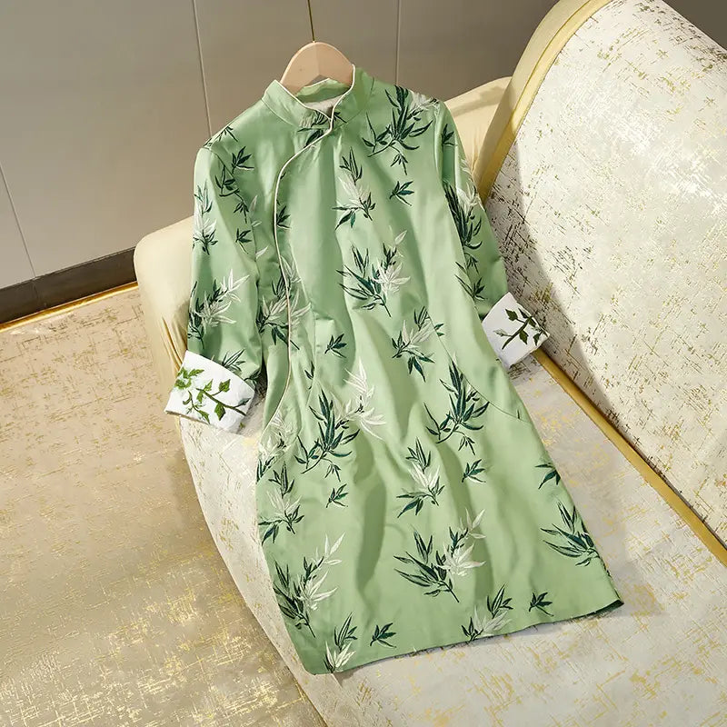 Grünes, modernes chinesisches kurzes Qipao-Kleid mit Bambusblättern