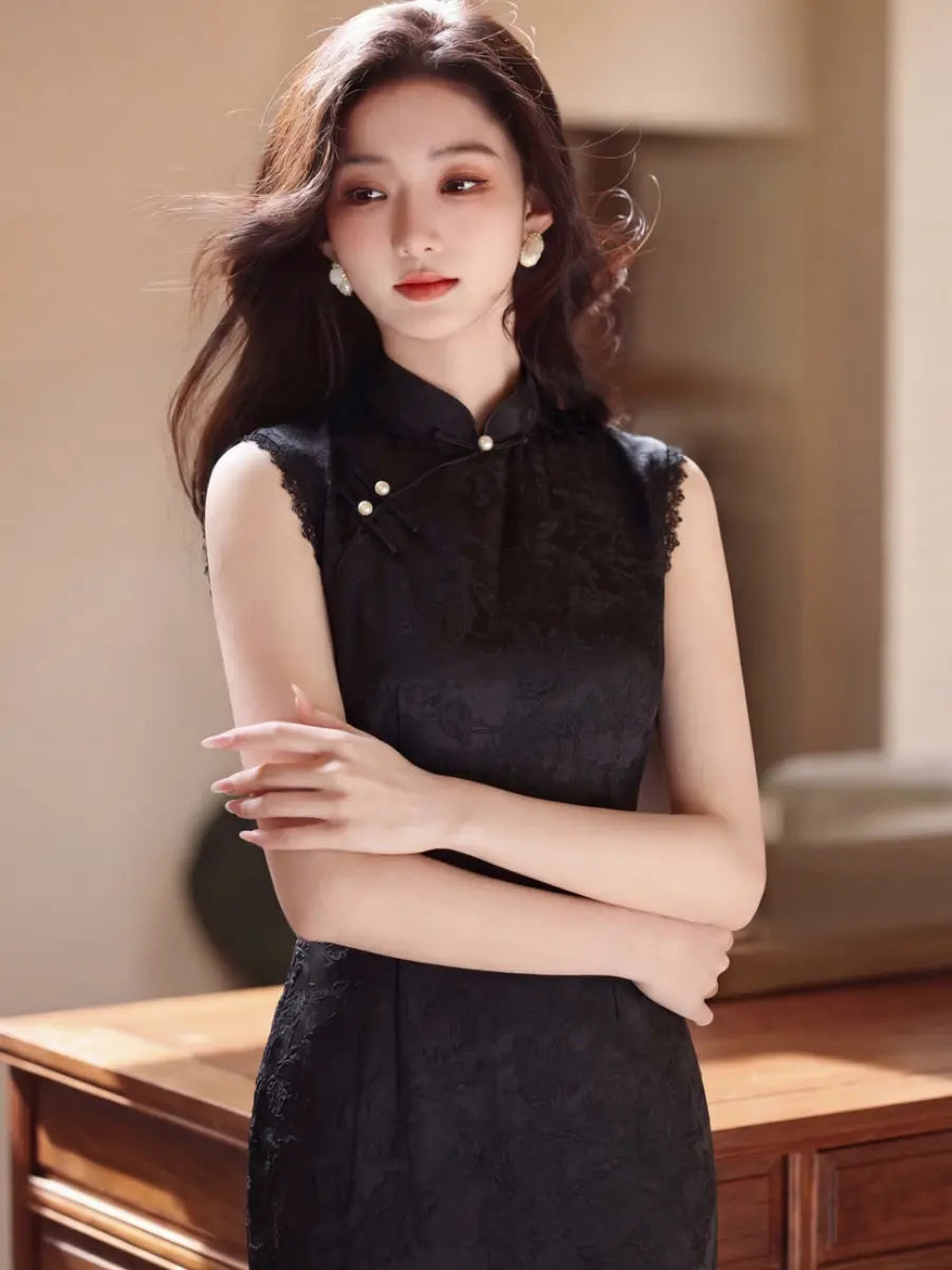 Ärmelloses Maxi-Qipao aus texturiertem Jacquard mit Spitzenbesatz