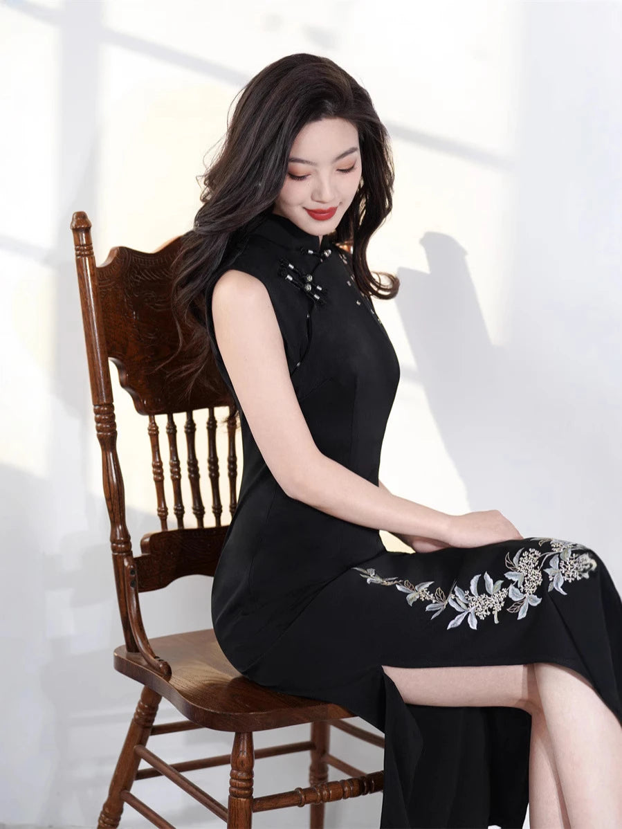 Robe Qipao moderne noire sans manches avec broderie florale