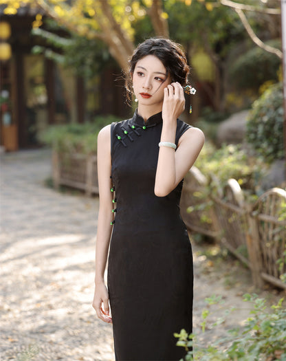 Model in black sleeveless qipao cheongsam dress looking left