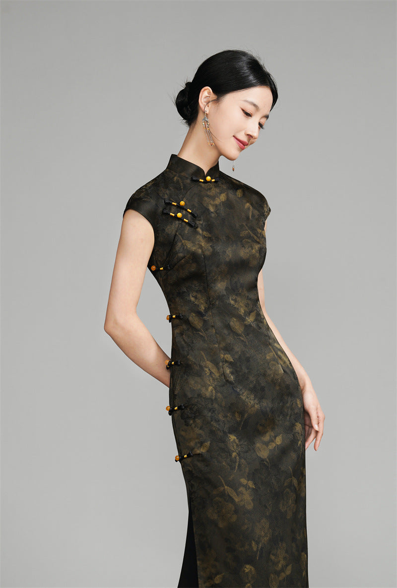 Langes, schwarzes, ärmelloses Qipao mit goldenem Blumenmuster