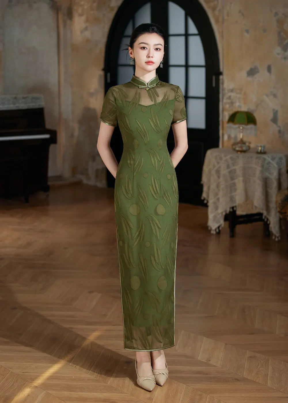 Modernes olivgrünes transparentes Qipao-Cheongsam-Kleid