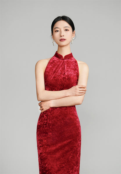 Roter Neckholder-Qipao aus Samt