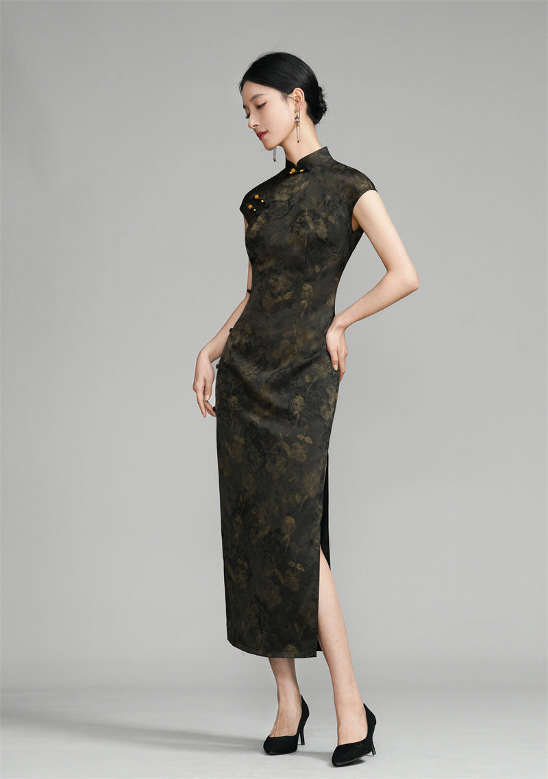 Langes, schwarzes, ärmelloses Qipao mit goldenem Blumenmuster