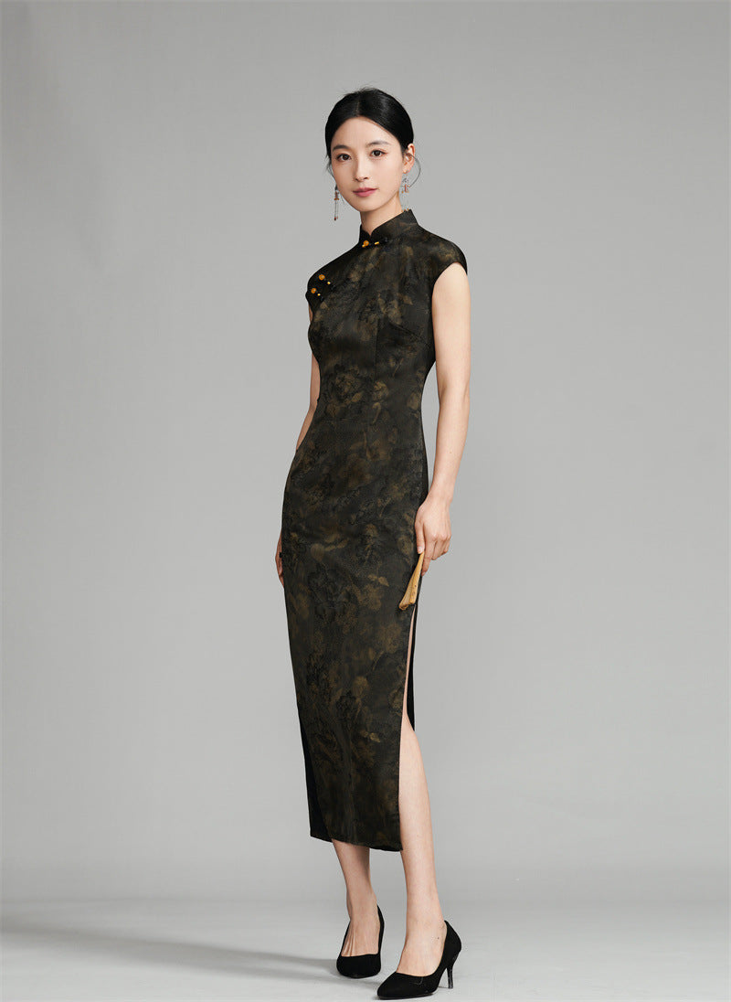 Langes, schwarzes, ärmelloses Qipao mit goldenem Blumenmuster