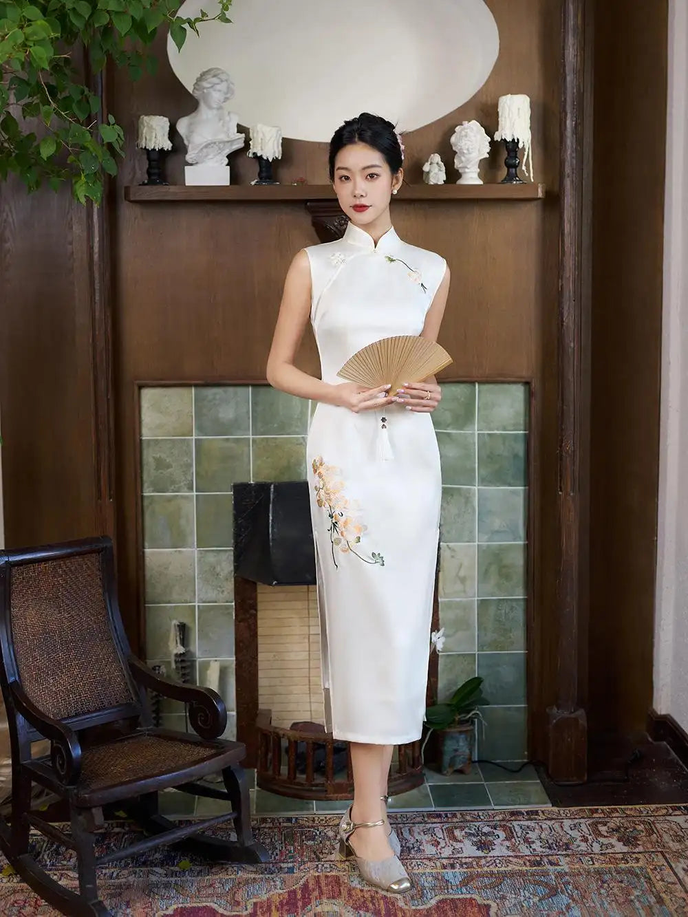 Qipao long blanc sans manches orné de broderies d'orchidées