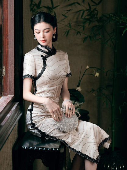 Robe qipao en soie blanc ivoire avec bordure en dentelle noire | Midnight Waves
