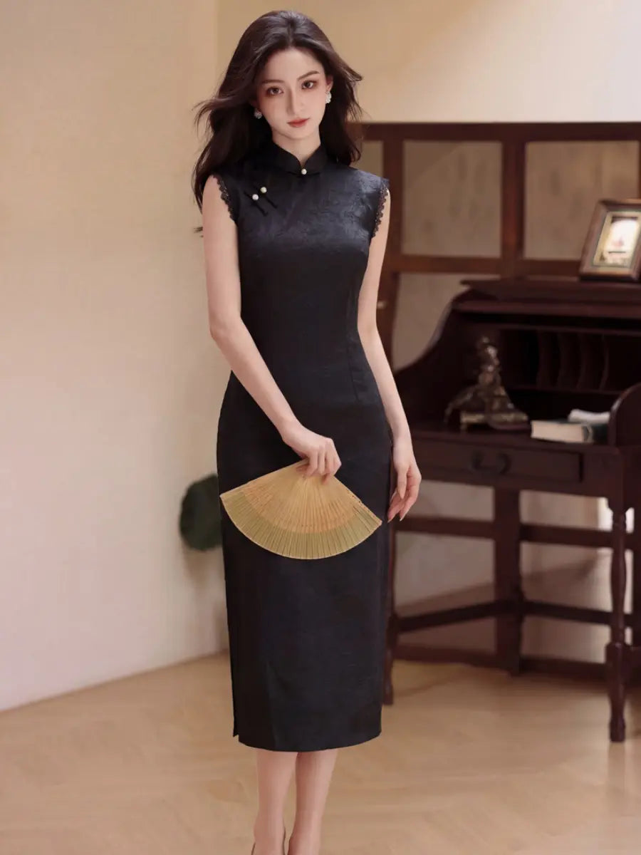 Ärmelloses Maxi-Qipao aus texturiertem Jacquard mit Spitzenbesatz