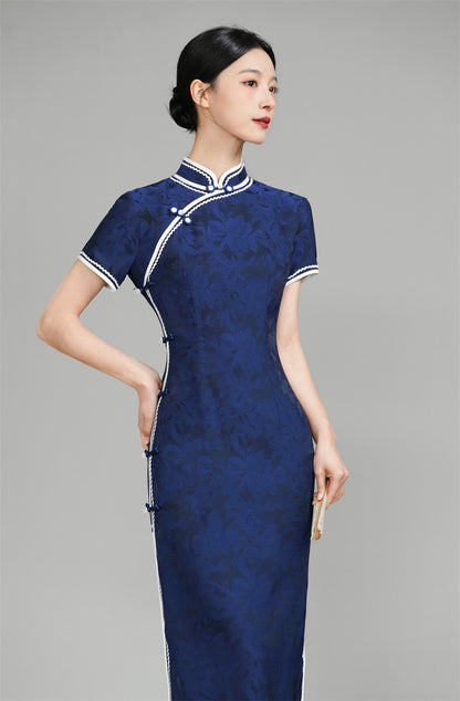Robe Qipao en jacquard fleuri bleu foncé à manches courtes