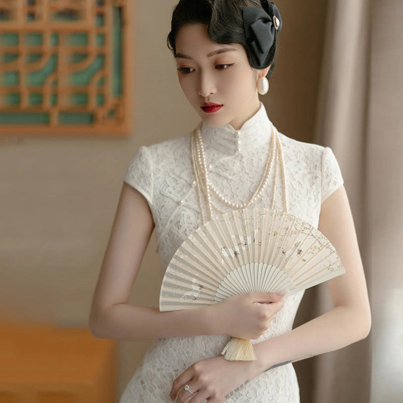 model in traditional chinese white lace cheongsam qipao side