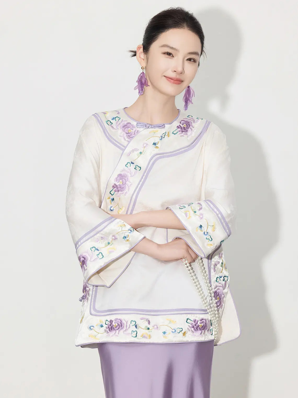Neue Bluse und Rock im chinesischen Stil mit elfenbeinfarbenem, lila Kragen