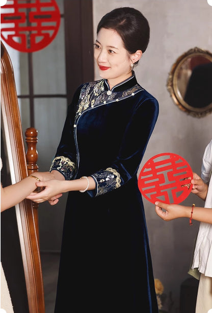 Traditionelles chinesisches Cheongsam-Qipao-Kleid aus Samt mit Stehkragen und langen Ärmeln